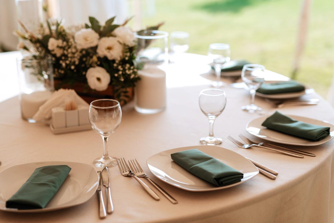 wedding-festive-banquet-outdoors-near-water-e02rdgdd